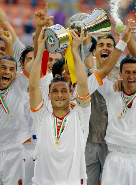 Milano, 17 maggio 2007: la premiazione della Roma al termine della finale di ritorno con l&#39;Inter (Omega)